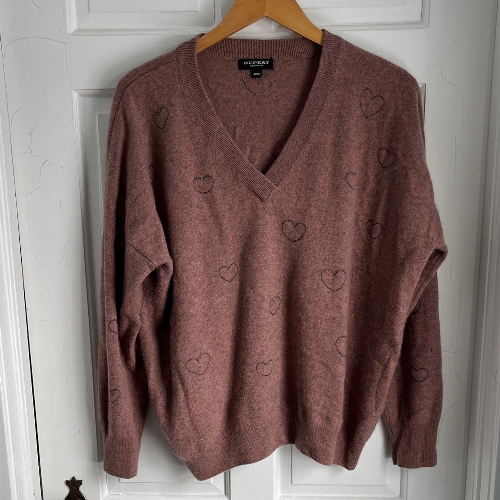 Repeat cashmere grey/pink vneck sweater with embroidered hearts